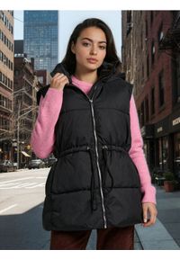 Sinsay - Pikowana kamizelka puffer z kapturem - czarny. Typ kołnierza: kaptur. Kolor: czarny #1