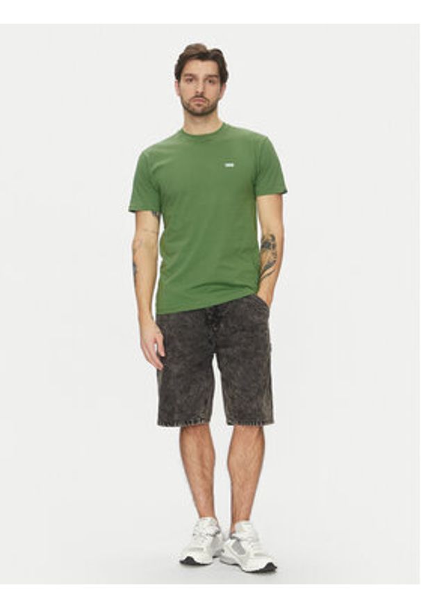 Vans T-Shirt Left Chest Logo VN0A3CZE Zielony Classic Fit. Kolor: zielony. Materiał: bawełna