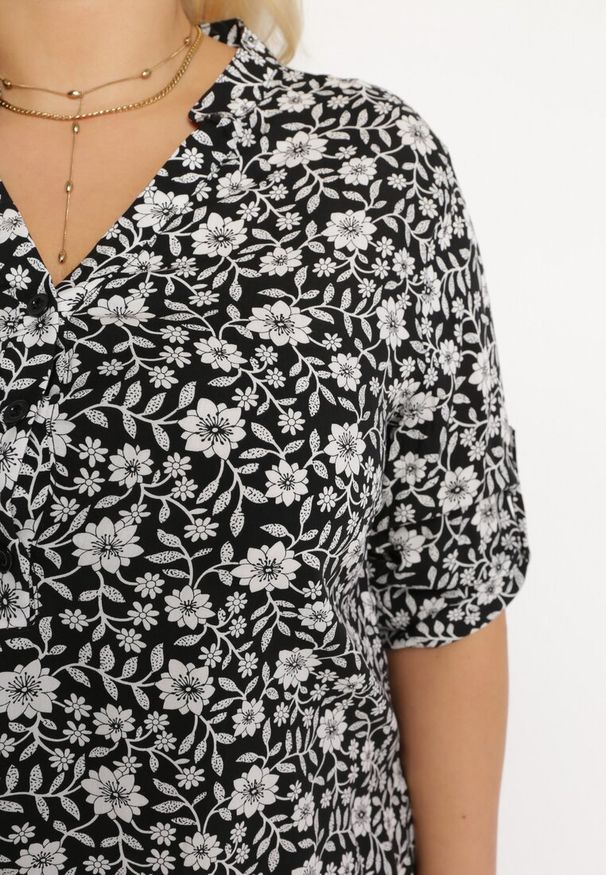 Born2be - Czarna Bluzka Koszulowa w Kwiaty z Wiskozowej Tkaniny Railen. Kolekcja: plus size. Kolor: czarny. Materiał: wiskoza, tkanina. Wzór: kwiaty