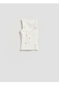 Reserved - Top z błyszczącymi aplikacjami - biały. Kolor: biały. Materiał: dzianina, bawełna. Wzór: aplikacja