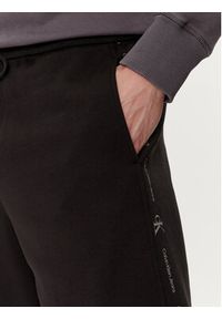 Calvin Klein Jeans Szorty sportowe Logo Repeat J30J325129 Czarny Regular Fit. Kolor: czarny. Materiał: bawełna. Styl: sportowy #4