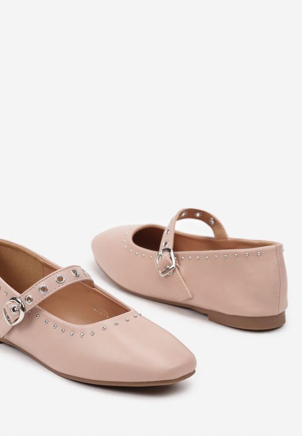 Born2be - Różowe Płaskie Balerinki w Stylu Mary Jane Ozdobione Ćwiekami Biandra. Okazja: na spotkanie biznesowe. Zapięcie: pasek. Kolor: różowy. Materiał: jeans. Wzór: aplikacja. Styl: biznesowy, klasyczny, rockowy, elegancki