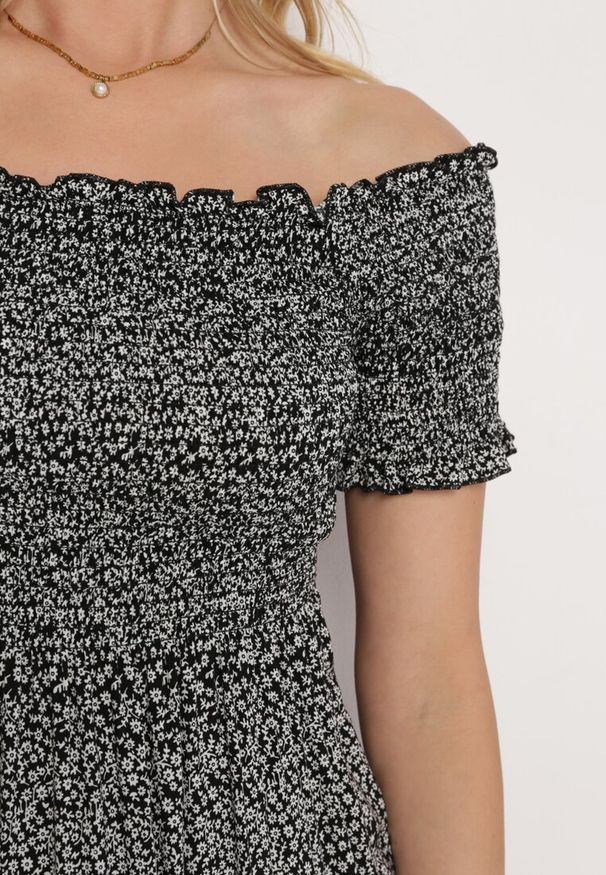 Born2be - Czarna Bawełniana Sukienka Typu Hiszpanka z Górą Marszczoną Gumkami z Falbanką Herira. Okazja: na spacer, na co dzień. Typ kołnierza: dekolt hiszpanka. Kolor: czarny. Materiał: bawełna. Długość rękawa: krótki rękaw. Typ sukienki: dopasowane, proste. Styl: casual, klasyczny