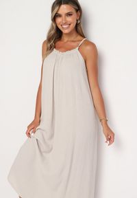 Born2be - Beżowa Muślinowa Bawełniana Sukienka na Cienkich Regulowanych Ramiączkach z Wiązaniem Natalbea. Okazja: na co dzień. Kolor: beżowy. Materiał: bawełna. Długość rękawa: na ramiączkach. Sezon: lato. Typ sukienki: proste. Styl: wizytowy, casual, boho #3
