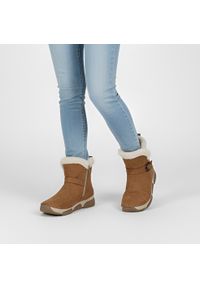 Śniegowce damskie Rieker, futerko na solidnej podeszwie i zapinane na suwak, brązowe, 45966-20. Zapięcie: klamry. Kolor: brązowy. Materiał: futro. Szerokość cholewki: normalna. Sezon: zima. Styl: elegancki, sportowy #1