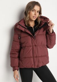 Born2be - Bordowa Kurtka Puffer o Fasonie Oversize z Kapturem i Naszywką Azirva. Okazja: na co dzień. Typ kołnierza: kaptur. Kolor: czerwony. Materiał: dzianina. Wzór: aplikacja. Styl: sportowy, casual