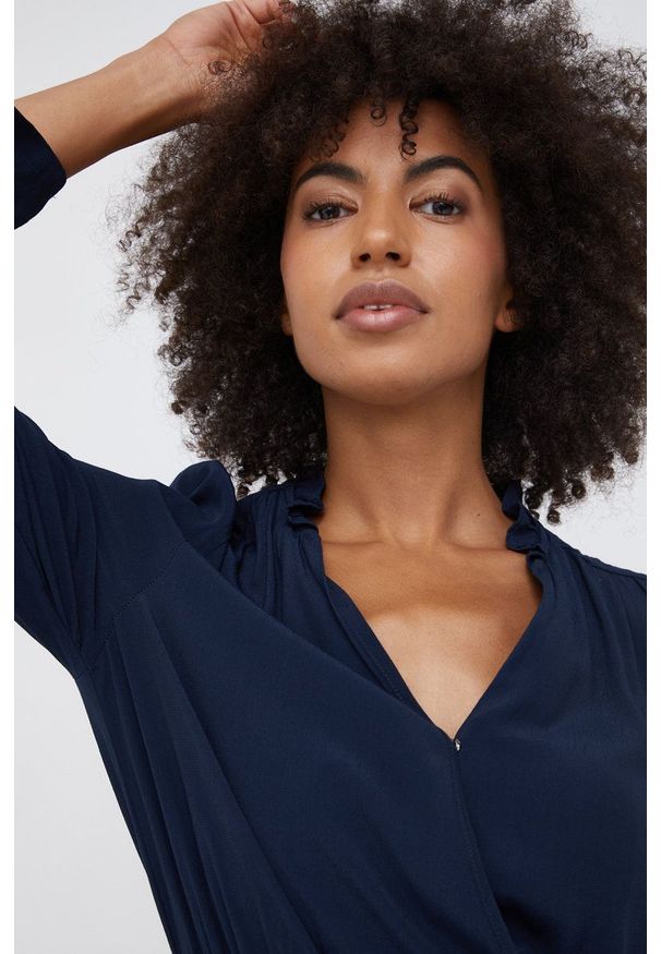Pepe Jeans - Sukienka Catherine. Okazja: na co dzień. Kolor: niebieski. Materiał: tkanina, materiał. Długość rękawa: długi rękaw. Wzór: gładki. Typ sukienki: proste. Styl: casual