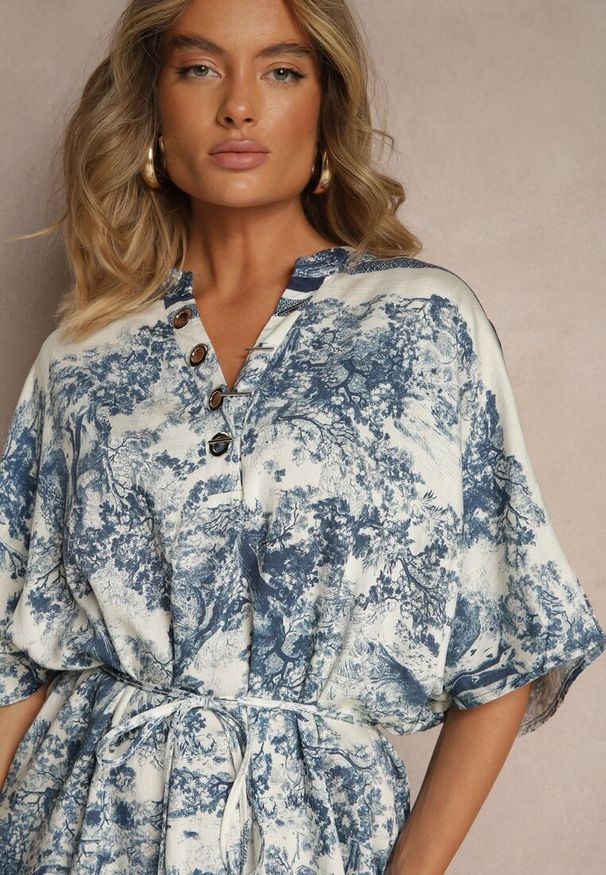 Renee - Niebieska Sukienka Oversize z Wiskozą i Abstrakcyjnym Motywem Lunisana. Okazja: na co dzień. Kolor: niebieski. Materiał: wiskoza. Typ sukienki: oversize. Styl: elegancki, casual