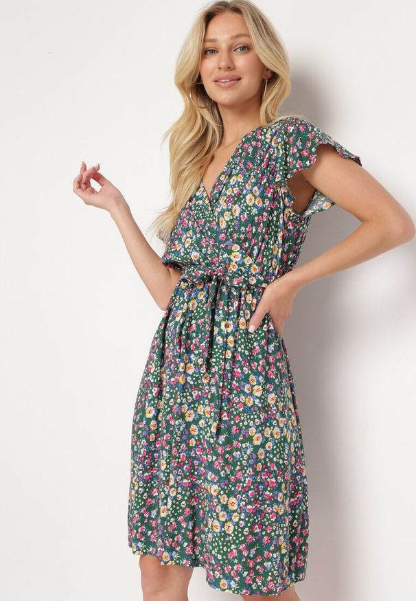 Born2be - Zielona Wiskozowa Kopertowa Sukienka Wiązana Materiałowym Sznurkiem z Gumką w Talii Zanlea. Typ kołnierza: dekolt w kształcie V. Kolor: zielony. Materiał: materiał, wiskoza. Długość rękawa: krótki rękaw. Sezon: lato. Typ sukienki: kopertowe