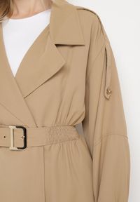 Born2be - Ciemnobeżowy Krótki Płaszcz z Bufiastymi Rękawami i Elastycznym Paskiem z Klamrą Lirenda. Okazja: na co dzień. Kolor: beżowy. Długość: krótkie. Styl: casual, elegancki, klasyczny #3