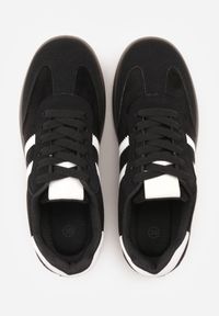 Renee - Czarno-Białe Sneakersy z Ekozamszu na Płaskiej Podeszwie Pemeriana. Nosek buta: okrągły. Zapięcie: sznurówki. Kolor: czarny. Materiał: skóra, materiał, zamsz. Obcas: na płaskiej podeszwie. Wysokość obcasa: niski #8
