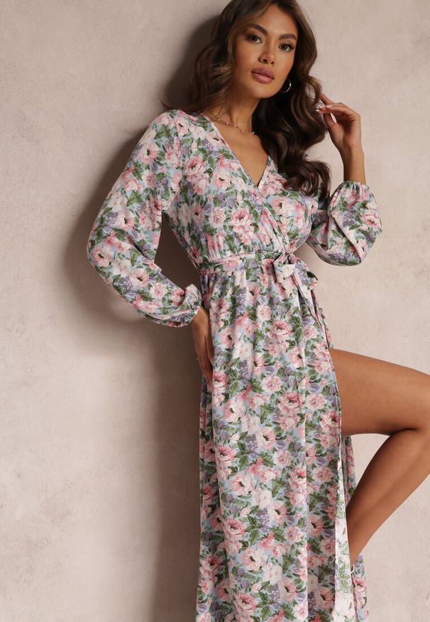 Renee - Jasnoniebieska Sukienka Katiphae. Kolor: niebieski. Materiał: materiał. Długość rękawa: długi rękaw. Wzór: nadruk, aplikacja, kolorowy, kwiaty. Typ sukienki: kopertowe, rozkloszowane. Długość: maxi