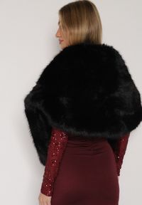 Born2be - Czarne Ponczo Etola z Futerka w Stylu Szala Cahreva. Okazja: na wesele, na ślub cywilny, na imprezę. Kolor: czarny. Materiał: futro. Styl: klasyczny, elegancki #8