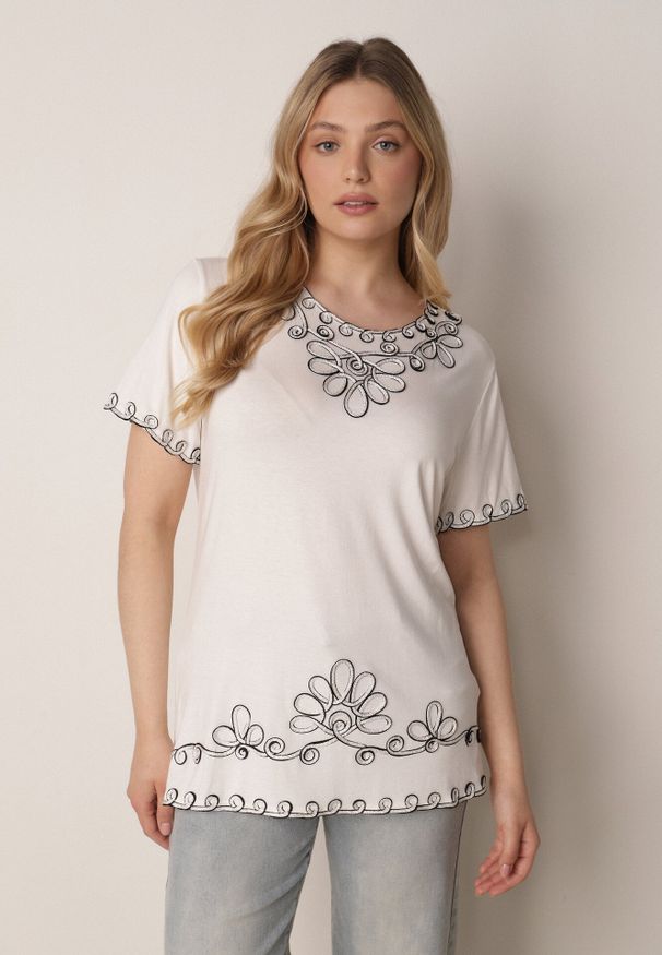 Born2be - Biała Wiskozowa Bluzka na Krótki Rękaw z Etno Haftem z Metaliczną Nicią Aiopa. Okazja: do pracy, na co dzień, na spotkanie biznesowe. Kolekcja: plus size. Kolor: biały. Materiał: wiskoza. Długość rękawa: krótki rękaw. Długość: krótkie. Wzór: haft. Styl: etno