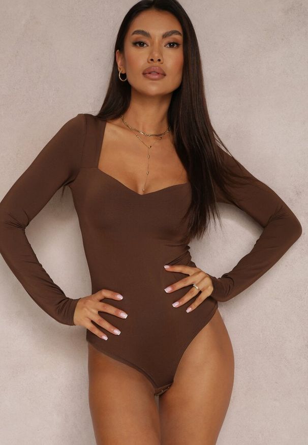 Renee - Brązowe Body z Kwadratowym Dekoltem Macotte. Typ kołnierza: dekolt kwadratowy. Kolor: brązowy. Materiał: wiskoza, jeans. Długość rękawa: długi rękaw. Długość: długie. Styl: elegancki