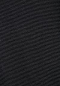 Renee - Czarna Sweterkowa Sukienka o Dopasowanym Kroju Sartana. Okazja: do pracy. Kolor: czarny. Długość rękawa: długi rękaw. Typ sukienki: dopasowane #4