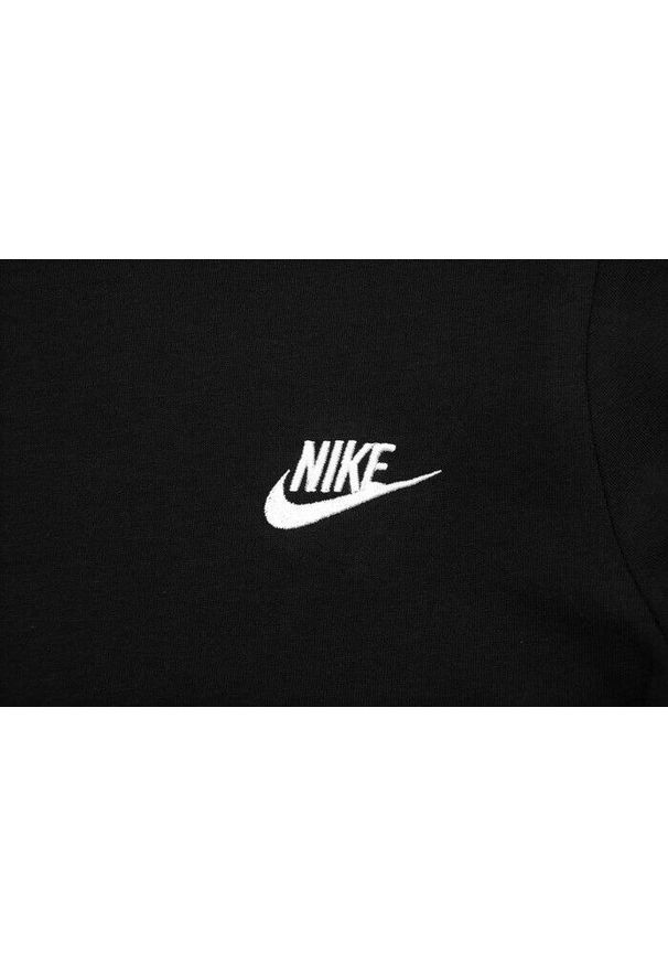 Koszulka Nike Sportswear Club Czarna. Kolor: wielokolorowy, biały, czarny. Materiał: bawełna. Wzór: haft. Sport: fitness