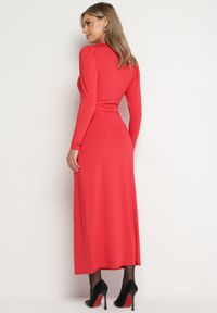 Born2be - Czerwona Elegancka Sukienka Kopertowa Ozdobiona Marszczeniami Zainara. Okazja: na imprezę, na spotkanie biznesowe. Typ kołnierza: dekolt kopertowy. Kolor: czerwony. Długość rękawa: długi rękaw. Wzór: aplikacja. Typ sukienki: kopertowe. Styl: elegancki #3