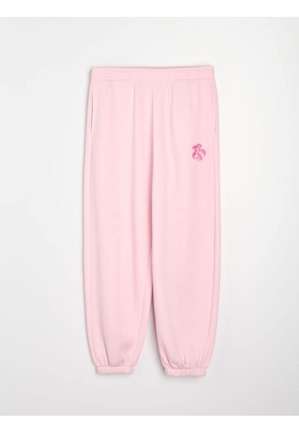 Sinsay - Spodnie jogger z kwiatowym nadrukiem - różowy. Kolor: różowy. Wzór: nadruk, kwiaty