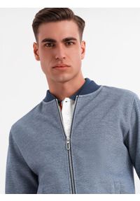 Ombre Clothing - Bluza męska bomberka z dzianiny pique – granatowa V2 - Rozmiar: XL. Okazja: na co dzień. Kolor: niebieski. Materiał: dzianina. Wzór: haft. Styl: klasyczny, casual, elegancki #7