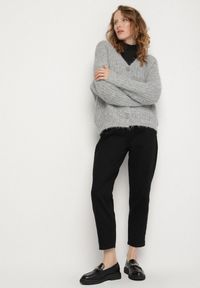 Born2be - Czarne Klasyczne Jeansy o Kroju Mom Fit Fesianela. Okazja: na co dzień. Kolor: czarny. Styl: klasyczny