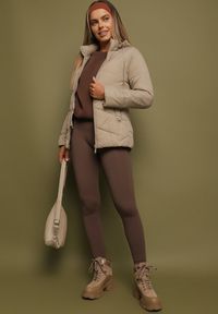 Born2be - Ciemnobeżowa Kurtka z Pikowanymi Przeszyciami i Odpinanym Kapturem Felanwen. Okazja: na co dzień. Kolor: beżowy. Materiał: jeans. Styl: sportowy, casual, elegancki #9