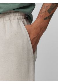 outhorn - Spodenki tkaninowe z lnem męskie - beżowe. Kolor: beżowy. Materiał: tkanina, len #9