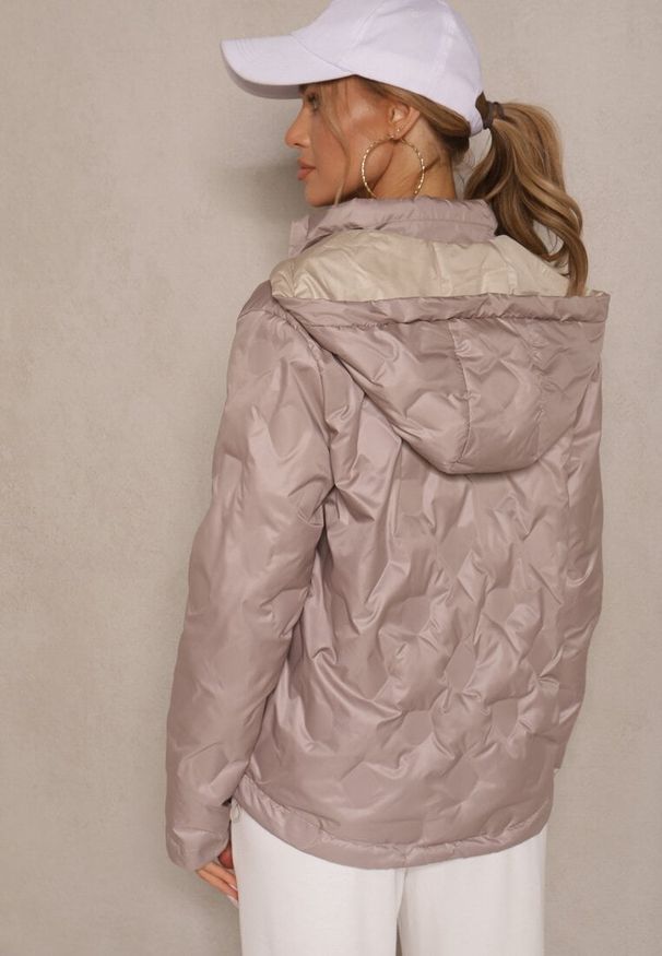 Renee - Ciemnobeżowa Dwustronna Kurtka z Pikowanymi Przeszyciami i Odpinanym Kapturem Zelirelle. Okazja: na spacer, na co dzień. Kolor: beżowy. Materiał: jeans. Wzór: gładki. Styl: casual, elegancki