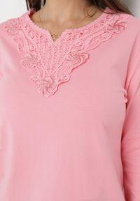 Born2be - Różowa Bluzka z Ozdobną Koronką i Cekinami Elcorina. Kolor: różowy. Materiał: koronka. Długość rękawa: długi rękaw. Długość: długie. Wzór: koronka #3