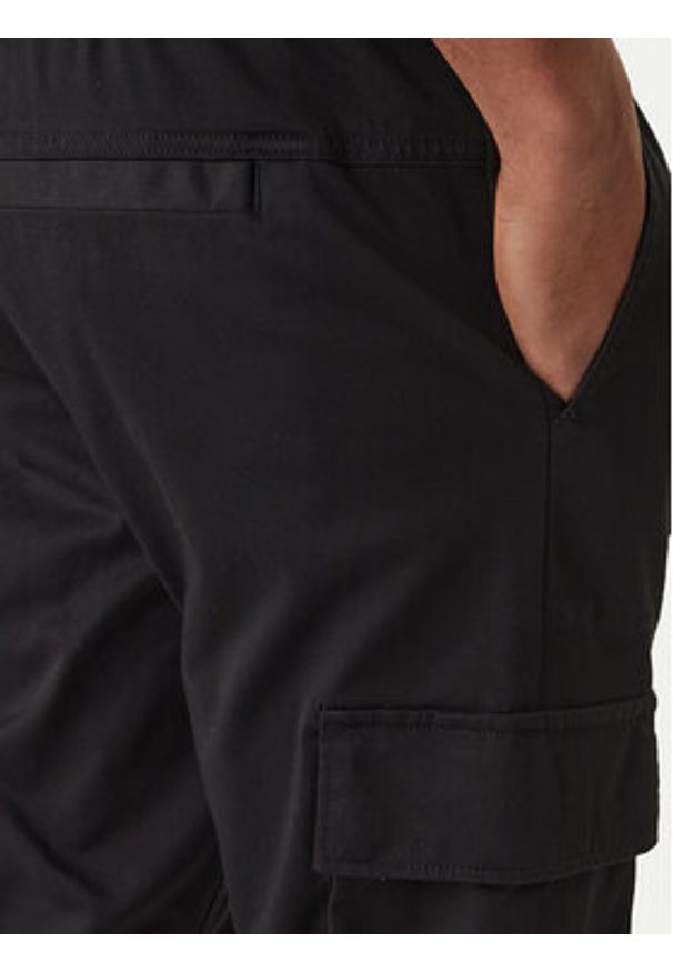 Calvin Klein Jeans Spodnie dresowe J30J324696 Czarny Skinny Fit. Kolor: czarny. Materiał: bawełna