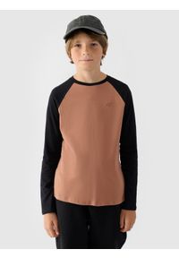 4f - Longsleeve regular gładki chłopięcy - beżowy. Okazja: na co dzień. Kolor: beżowy. Materiał: jersey, dzianina, bawełna. Długość rękawa: długi rękaw. Długość: długie. Wzór: gładki. Sezon: lato. Styl: sportowy, casual, klasyczny