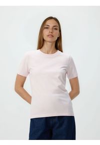Reserved - T-shirt regular - pastelowy róż. Kolor: różowy. Materiał: bawełna, dzianina