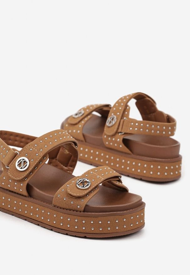 Renee - Jasnobrązowe Sandały Grunge na Rzepy z Drobnymi Nitami Dalinea. Zapięcie: rzepy. Kolor: brązowy. Obcas: na platformie