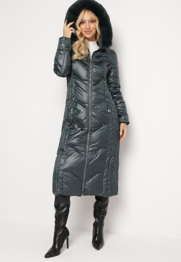 Born2be - Ciemnozielona Pikowana Kurtka Maxi Płaszcz z Ozdobnym Marszczeniem i Futerkiem Estenous. Okazja: na co dzień. Kolor: niebieski. Materiał: futro. Wzór: aplikacja. Sezon: zima. Styl: casual, elegancki, klasyczny