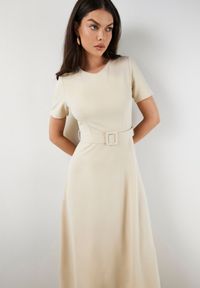 Born2be - Beżowa Rozkloszowana Sukienka Ozdobiona Paskiem Desianna. Okazja: na co dzień. Kolor: beżowy. Wzór: aplikacja. Styl: elegancki, casual, klasyczny #10