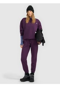 4f - 4F Spodnie dresowe joggery damskie - fioletowe M. Stan: podwyższony. Kolor: fioletowy. Materiał: dresówka. Długość: długie #1