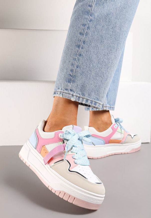 Born2be - Różowo-Niebieskie Sneakersy na Grubej Podeszwie z Ozdobnymi Sznurówkami i Zawieszką Xalenia. Okazja: na co dzień. Nosek buta: okrągły. Zapięcie: sznurówki. Kolor: różowy. Materiał: jeans, materiał. Obcas: na obcasie. Wysokość obcasa: niski