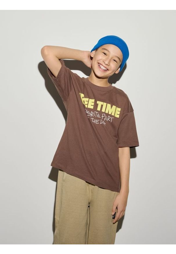 Reserved - T-shirt z nadrukiem - ciemnobrązowy. Kolor: brązowy. Materiał: dzianina, bawełna. Wzór: nadruk