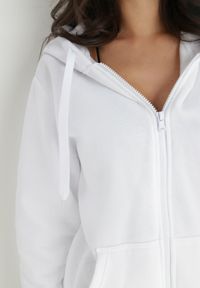 Born2be - Biała Bluza z Kapturem Sithi. Okazja: na co dzień. Typ kołnierza: kaptur. Kolor: biały. Materiał: jeans. Długość rękawa: długi rękaw. Długość: długie. Styl: casual, klasyczny #5