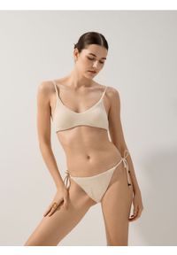 Reserved - Dół od bikini - kremowy. Stan: obniżony. Kolor: kremowy. Materiał: materiał. Wzór: gładki