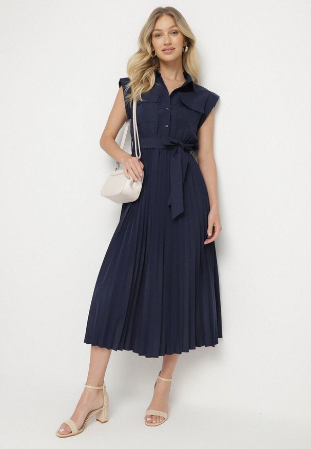 Born2be - Granatowa Plisowana Sukienka z Bawełną i Paskiem Lireviere. Okazja: na co dzień. Kolor: niebieski. Materiał: bawełna. Styl: elegancki, casual