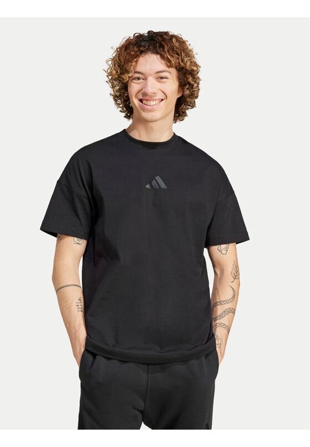 Adidas - adidas T-Shirt ALL SZN Graphic IX1262 Czarny Loose Fit. Kolor: czarny. Materiał: bawełna
