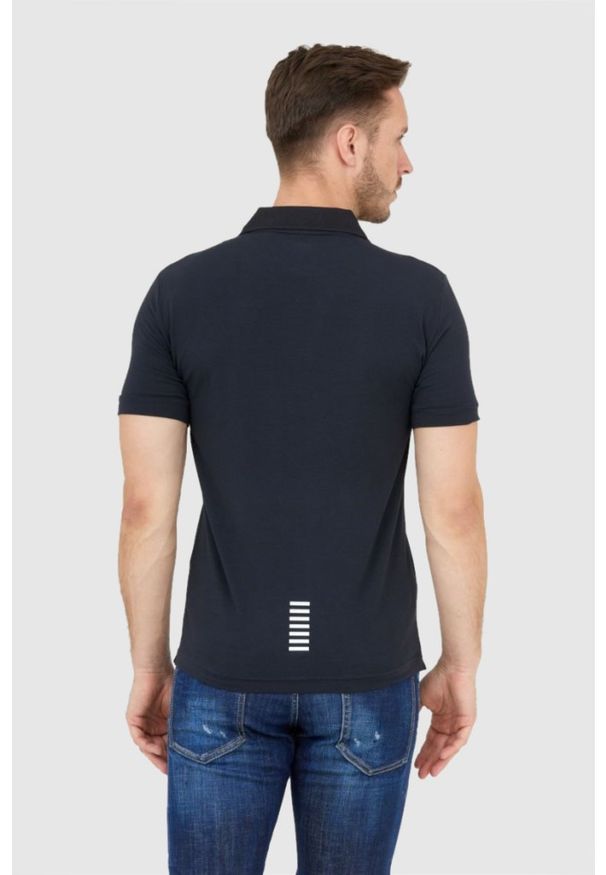 EA7 Emporio Armani - EA7 Ciemnogranatowa męska koszulka polo ze srebrnym logo, Rozmiar XL. Typ kołnierza: polo. Kolor: niebieski