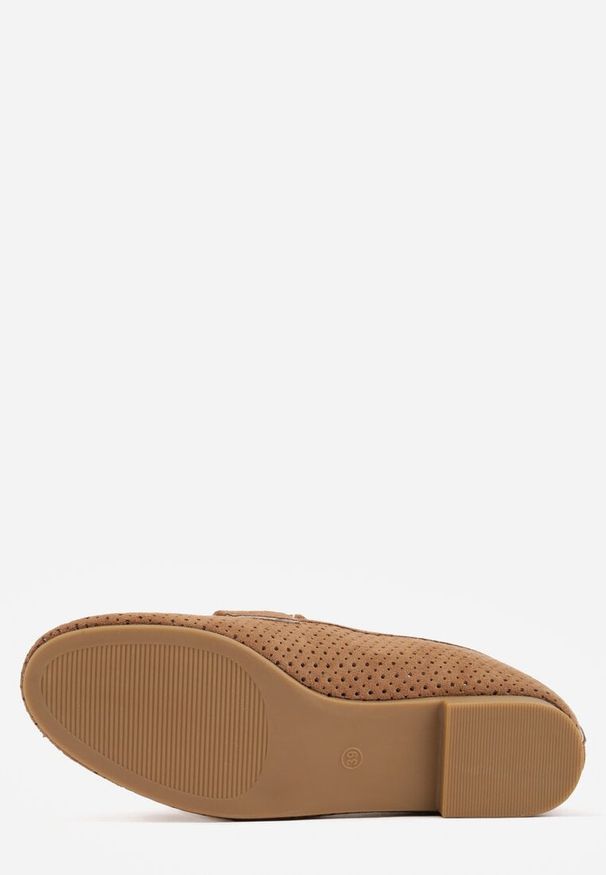 Renee - Jasnobrązowe Perforowane Mokasyny z Imitacji Zamszu Zdobione Frędzlami Vaeliane. Okazja: na co dzień. Kolor: brązowy. Materiał: zamsz. Wzór: aplikacja. Styl: casual, elegancki