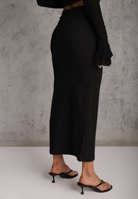 Renee - Czarna Teksturowana Spódnica Ołówkowa z Rozcięciem z Boku Piremilia. Okazja: na co dzień, na spacer. Kolor: czarny. Materiał: tkanina. Styl: elegancki, casual #4