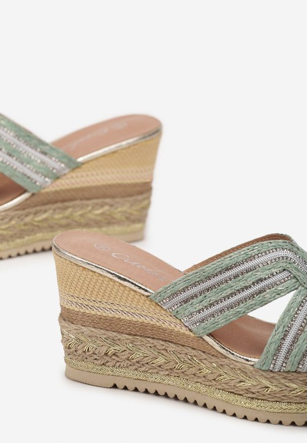 Renee - Zielone Klapki z Jutowej Plecionki na Platformie i Koturnie Zdobione Cyrkoniami Panci. Kolor: zielony. Wzór: aplikacja. Sezon: wiosna, lato. Obcas: na koturnie