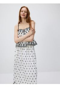 Reserved - Spódnica z ażurowym haftem - biały. Kolor: biały. Materiał: tkanina, bawełna. Wzór: ażurowy, haft #1