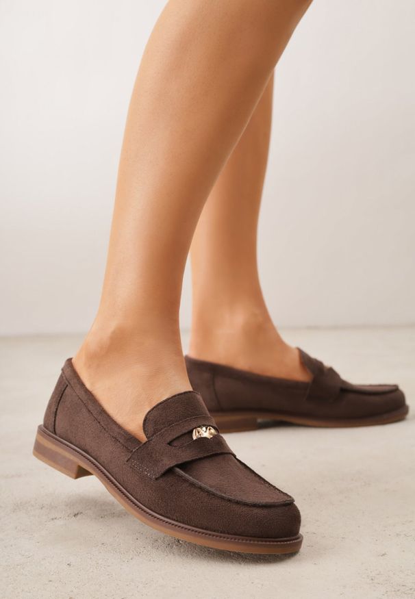 Born2be - Ciemnobrązowe Mokasyny VICES z Wkładką ze Skóry Naturalnej i Metaliczną Aplikacją Nanora. Nosek buta: okrągły. Kolor: brązowy. Materiał: skóra. Wzór: aplikacja. Obcas: na obcasie. Styl: klasyczny. Wysokość obcasa: niski