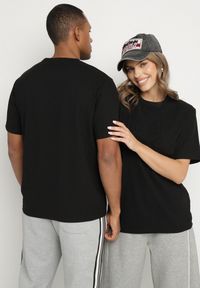 Born2be - Czarna Koszulka o Klasycznym Kroju z Tłoczonym Napisem Voetia. Okazja: na co dzień. Kolor: czarny. Materiał: jeans. Wzór: napisy. Styl: klasyczny #5
