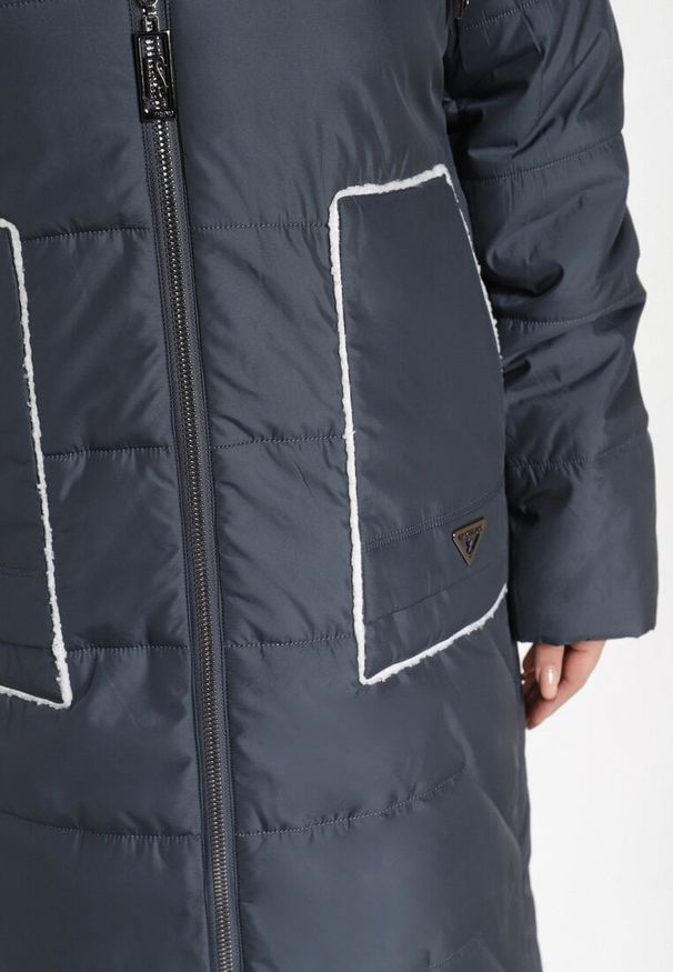 Born2be - Zielona Pikowana Kurtka Zimowa z Kapturem i Kieszeniami z Kontrastowymi Detalami Genara. Okazja: na co dzień. Typ kołnierza: kaptur. Kolor: zielony. Materiał: jeans. Sezon: zima. Styl: elegancki, casual